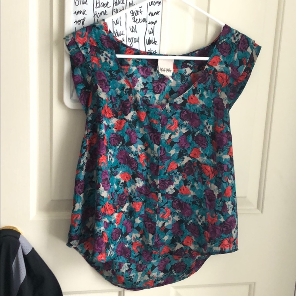 Super cute floral short sleeve shirt